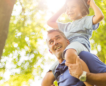 老男人送小朋友肩膀