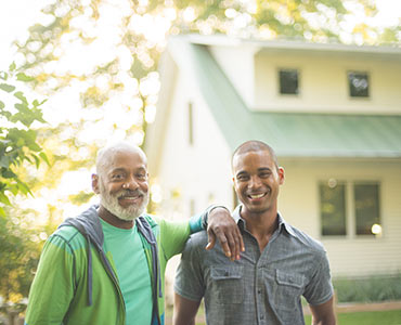 父子在黄屋前笑