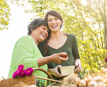 户外市场欢笑母亲和成年女儿